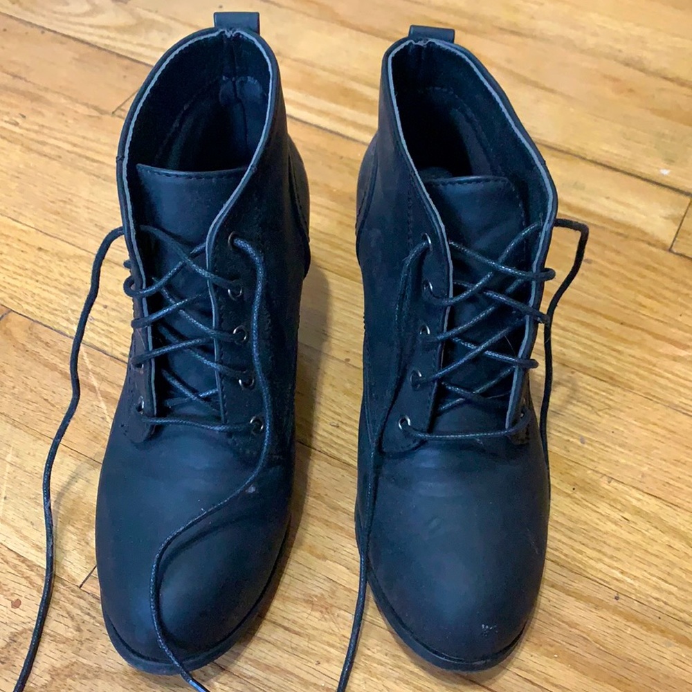 SUPER CUTE LACE UP BOOTIES